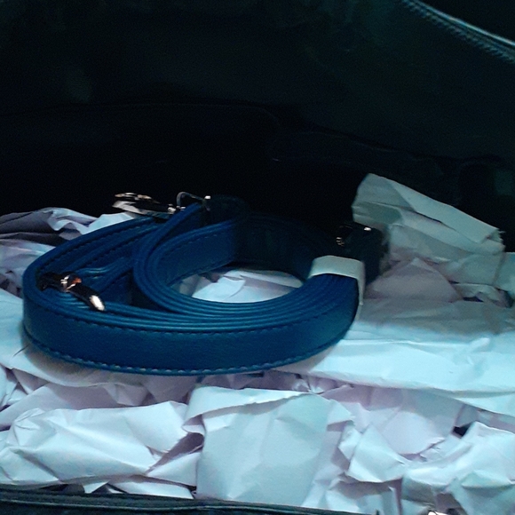 Blue and Black two-tone purse. - Picture 3 of 4